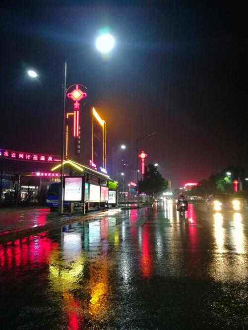 雨天的晚上,走在街道边手机随拍.