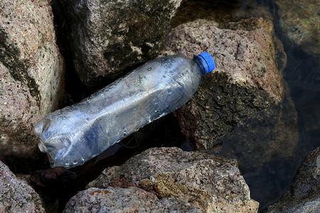 河边废塑料瓶废物污染垃圾塑料图片