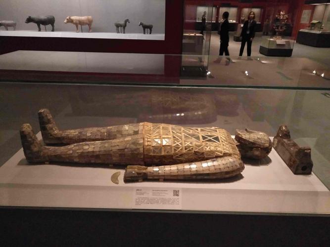 历史 正文 近日,在国家博物馆的"秦汉文明"展中,展出的金缕玉衣,其