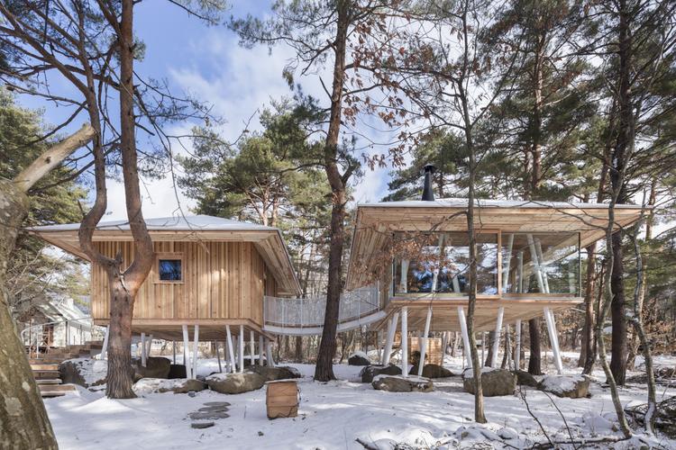 干栏式建筑现代资料下载-雪地中的现代干阑式住宅