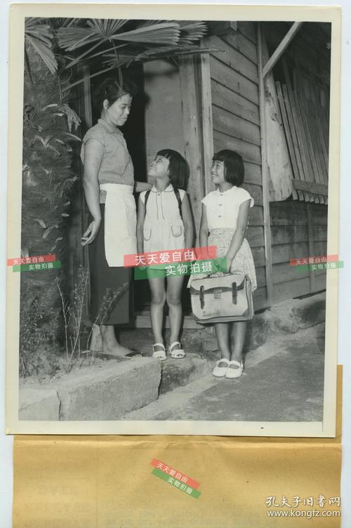 广岛原子弹爆炸十周年,照片中的两个小女孩是核爆当日出生并唯一幸存