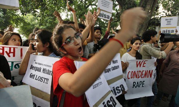 印度荣誉谋杀令人悲:印度父亲勒死17岁亲生女,因她被强暴怀孕