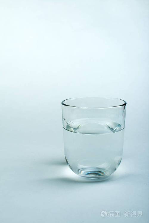 一杯清水隔离在白色上