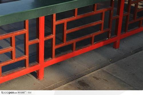 古代建筑-红色的木质护栏