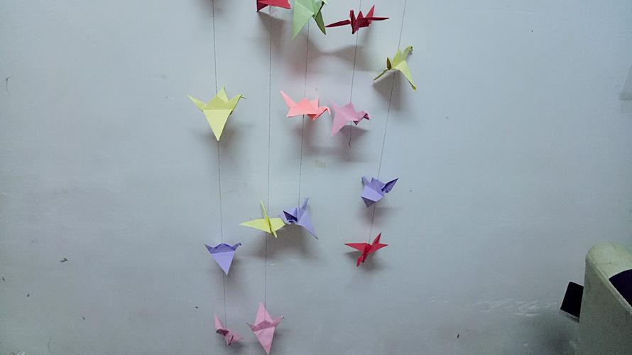 所以我班就有了36只千纸鹤,把它挂起来装扮我的房间,每天早上醒来就能