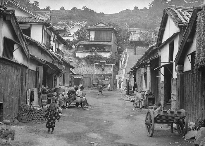 集中反映了当时日本独特的文化氛围,展示了日本明治维新后的繁荣鞠篌