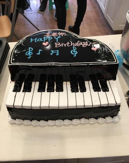 在烘焙店里看一个钢琴蛋糕的诞生
