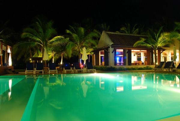 苏梅岛棕榈滩度假酒店,趁黑夜到园子里面没事就拍了点夜景,靠着海边
