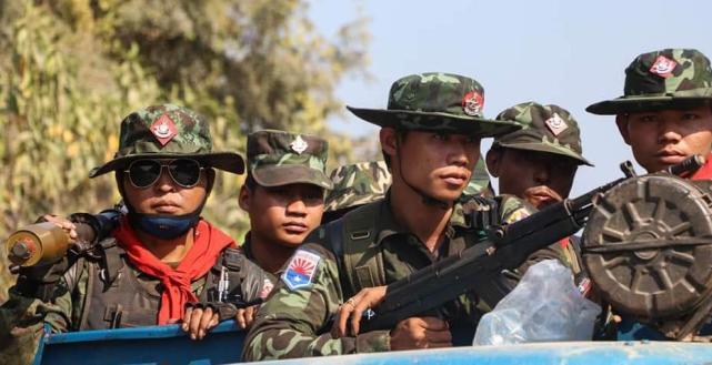 缅甸上百名德昂军士兵进入腊戌城外的美航村