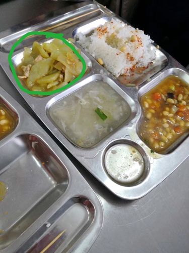 某学校饭堂的饭菜,学生说吃的咸菜里面还有指甲,冬天才也是冷的