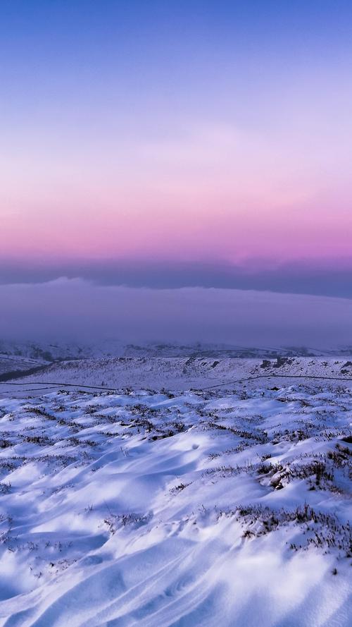 冬天日落下的紫色雪地,风景-手机壁纸