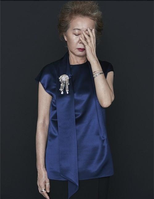 70岁韩国老戏骨尹汝贞拍写真 魅力奶奶造型优雅