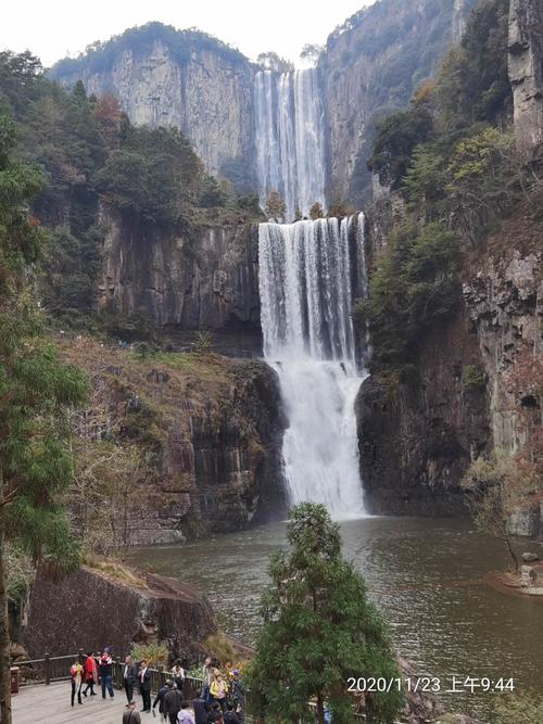 百丈漈瀑布全长207米,分为三漈,纳入世界吉尼其斯纪录,非常壮观.