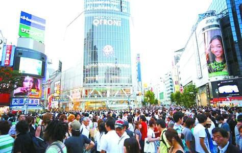 日本人口数量总体减少,但东京人口数量增加,街头人流密集.