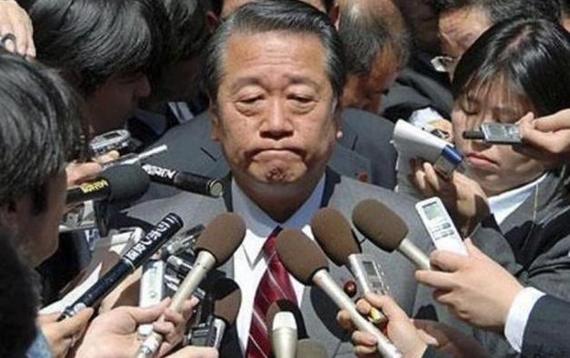 2009年3月,小泽一郎的秘书大久保拓贵因涉嫌伪造"海陆山"政治资助报告
