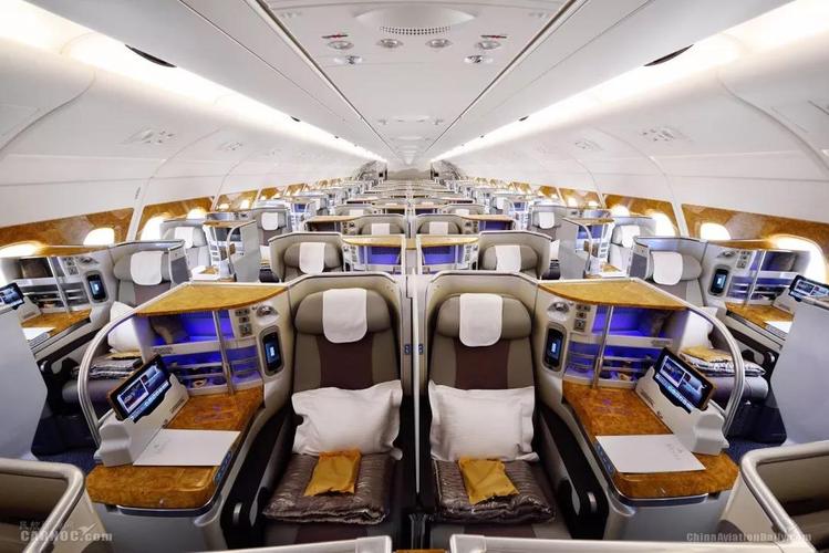 a380客机执飞迪拜至开罗航线,每班共提供489个座位,包括399个经济舱