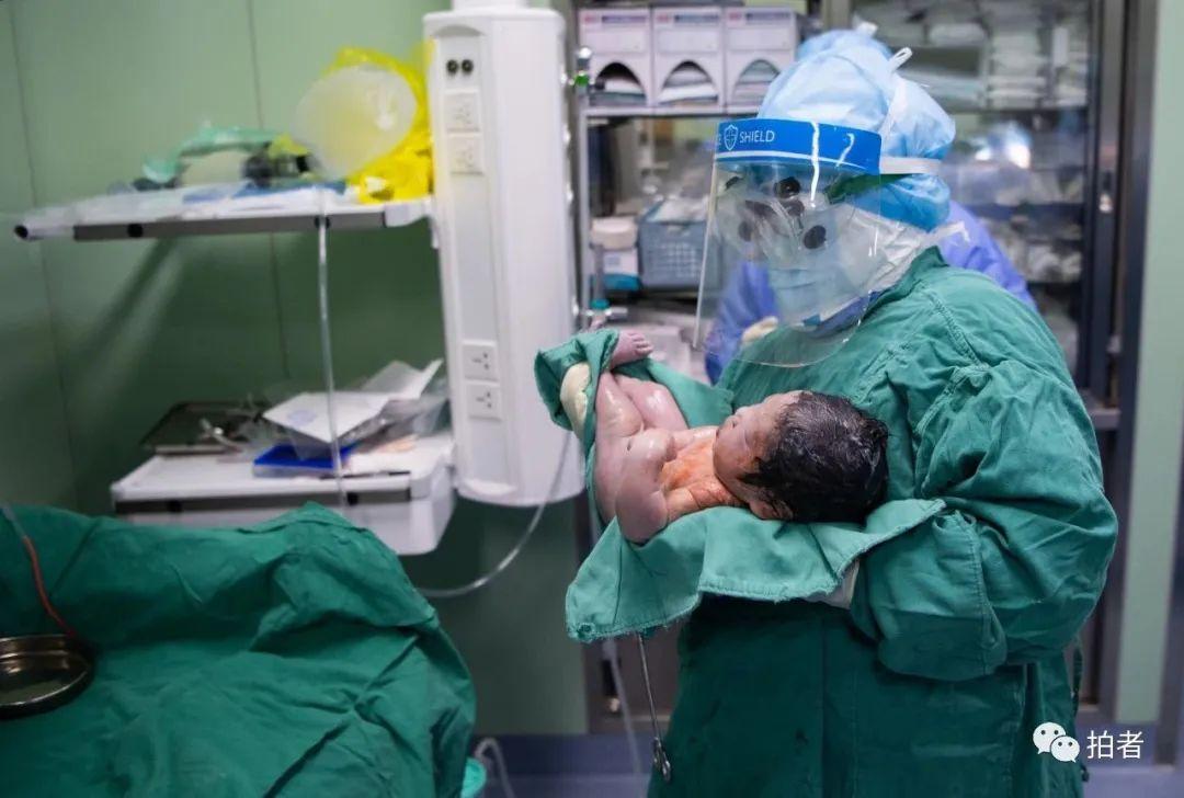 2月20日,小宝宝出生后,林琳将宝宝放在事先准备好的新生儿复苏台上