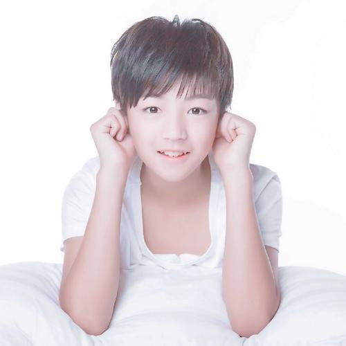王俊凯出道的时候13岁吧,那时候还小,脸上的肉也没长开,还有婴儿肥.