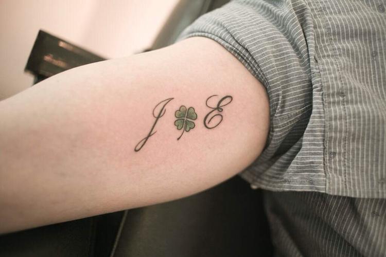 孟小姐手臂上的幸福四叶草纹身图案