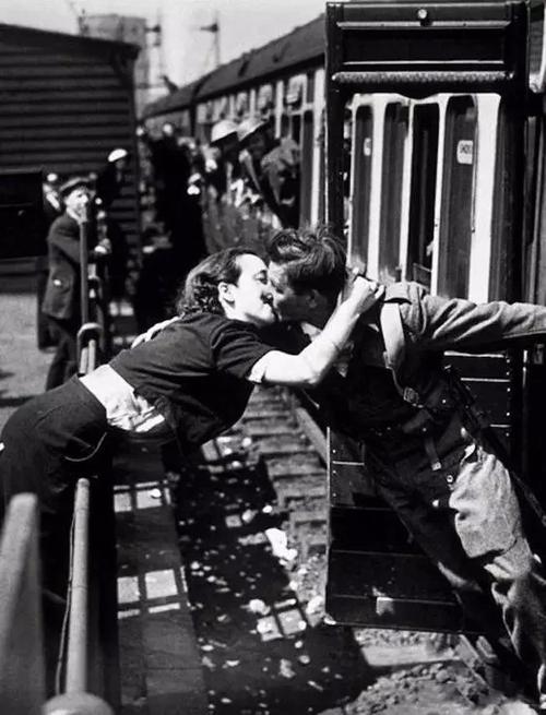 少女和男友火车站台激情吻别触动人心的历史照片