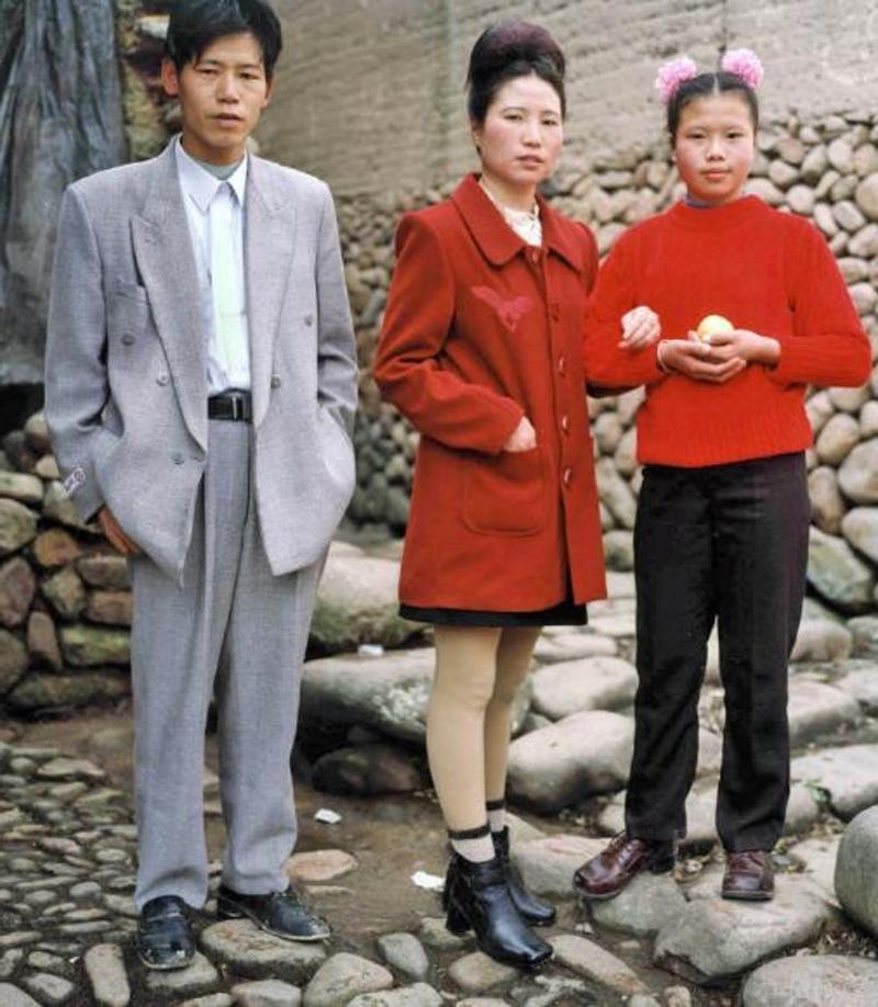 90年代中国老照片:图1一家三口合照,图5小贩和工商人员