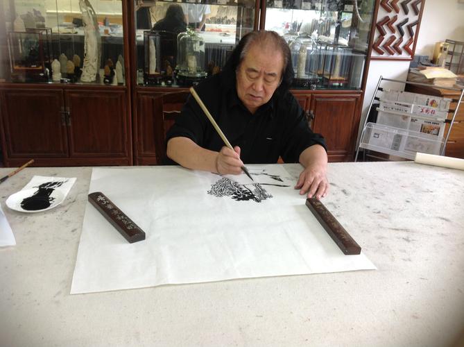 著名书画家孟庆淼,吴松山老师在潮州国品堂文化交流中心现场挥毫.