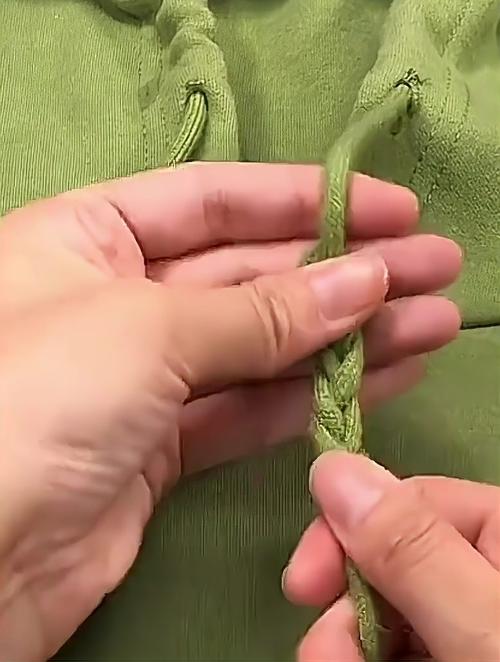 生活小技巧 卫衣绳子打结方法 衣服上的绳子这样系特别好看-度小视