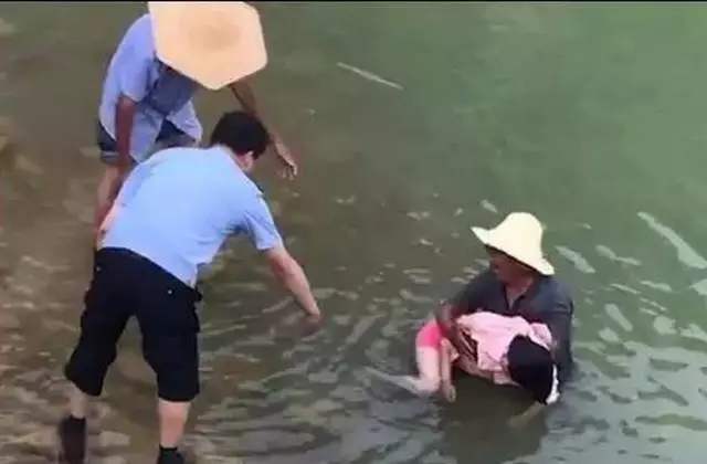 江西3名女孩溺亡,打捞上岸时,身上穿着用旧衣改的"泳衣"