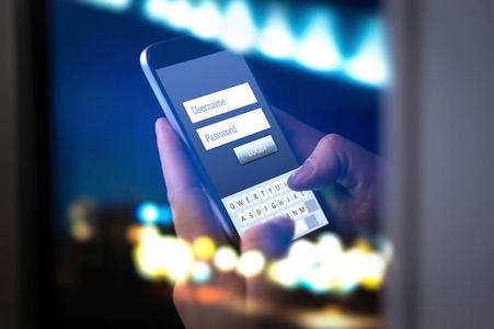 打字输入在夜间使用智能手机登录网上银行账户或个人信息.