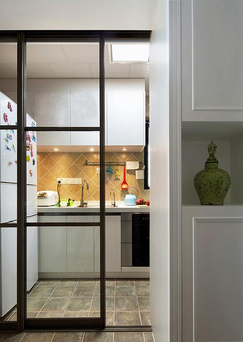 混搭风格厨房玻璃门装修图片 最大限度提高通透性
