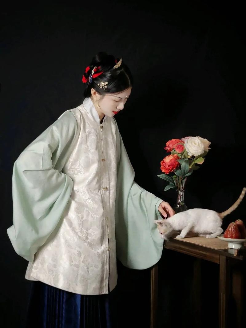 汉民族传统服饰 #汉服 #大明少女 最令我烦恼的是,小小的 - 抖音