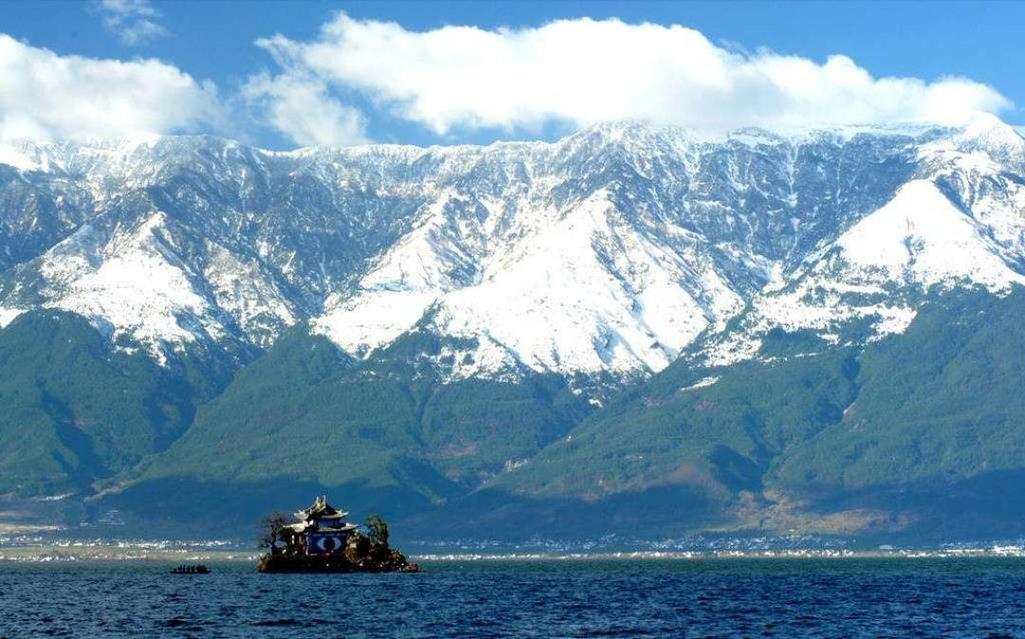 洱海大理苍山洱海是云南最著名的风景名胜,高大伟岸的苍山与深邃清澈