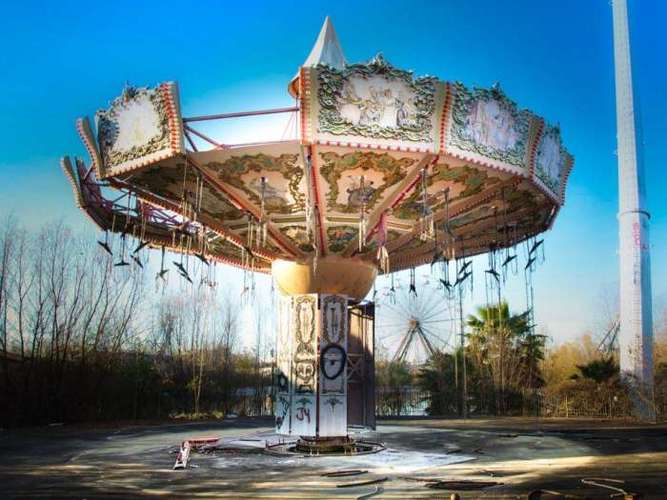 摄影师实地拍摄"5大废弃游乐场": 迪士尼水上乐园的废墟感只有惊悚