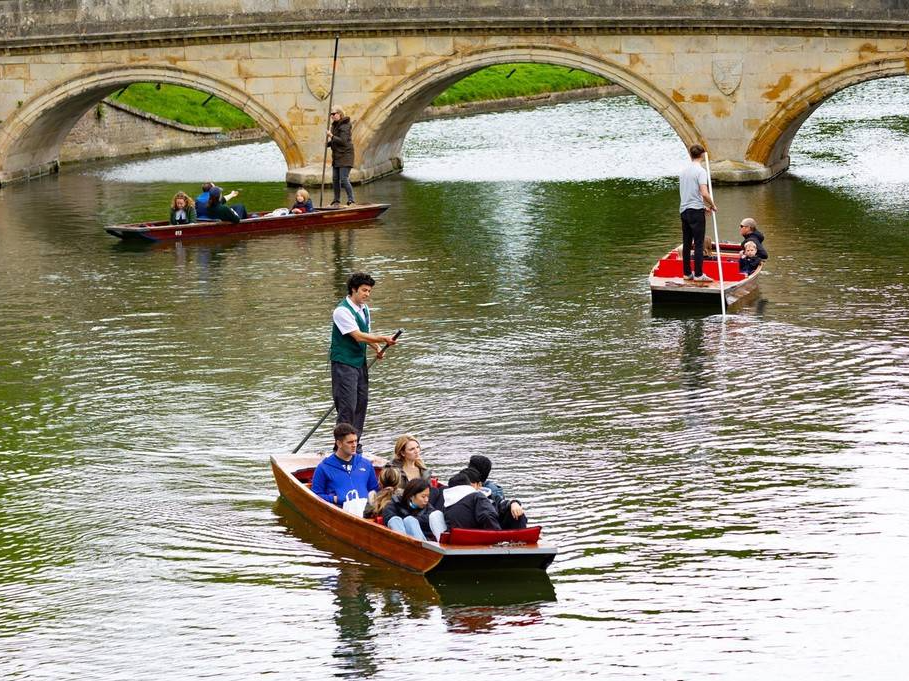 英国剑桥风景如画 游客划船惬意十足