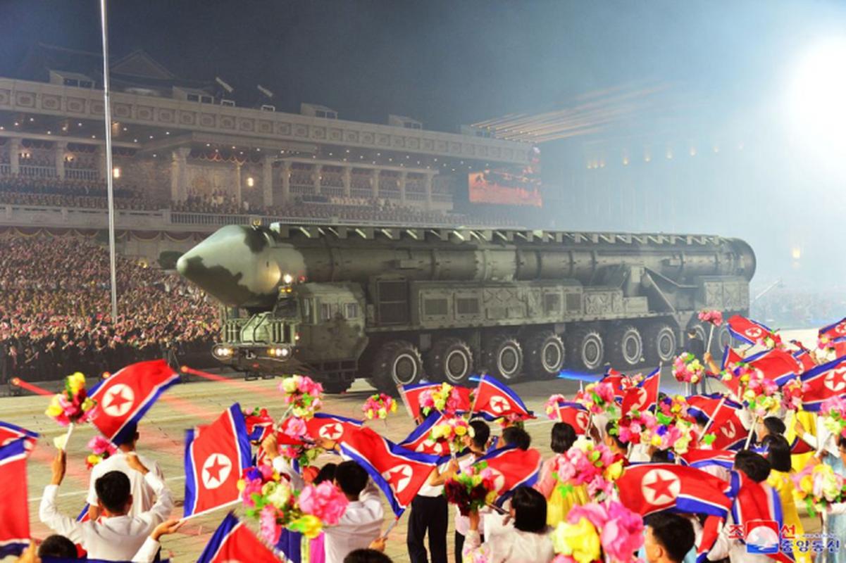 路透社援引朝中社报道称,朝鲜在这次阅兵中,展示了具备核弹头携带能力