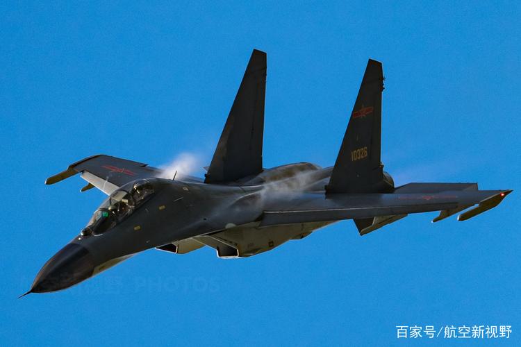 图为中国空军歼-11bs战斗机调整俯冲中.