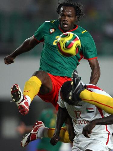 图文-[非洲杯]喀麦隆晋级八强 比凯伊拼命防守