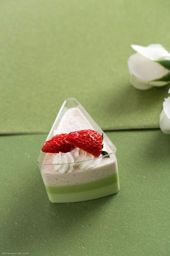 抹茶草莓小三角蛋糕实物图3