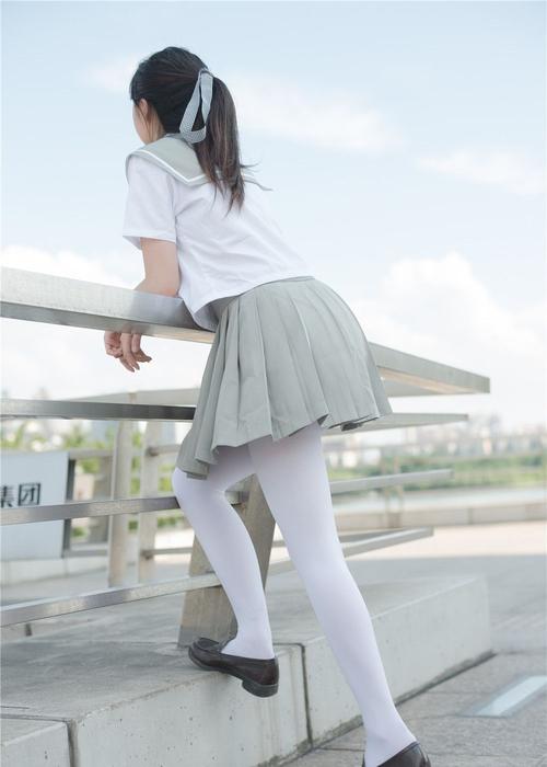 cosplay摆拍:白色丝袜校园装,青春纯洁扑面而来