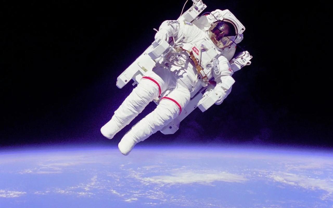 宇航员系列第二弹,4k超清无水印电脑壁纸#壁纸手机超清全面屏 - 抖音