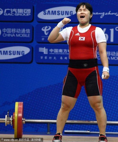 图文举重女子75公斤级决赛韩国运动员竭尽全力
