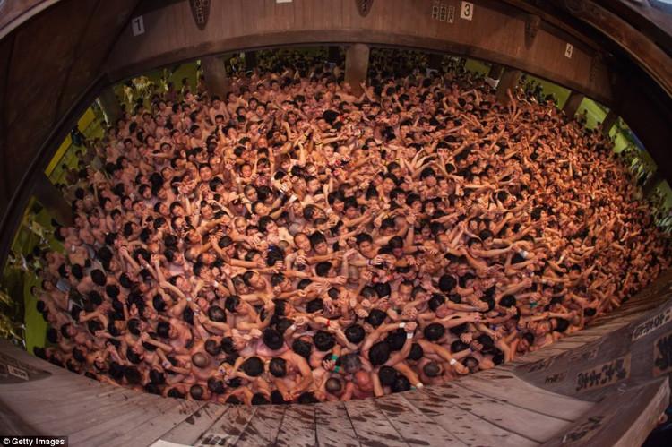 【转载】日本 -裸体艺术节的男性裸祭