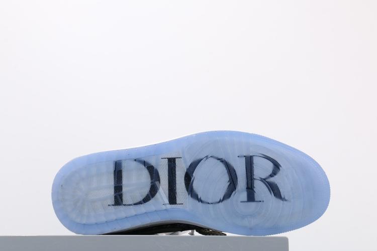 dior 灰的拼接,彰显高级气质,鞋帮处飞翼 logo 上的字样改为"air dior