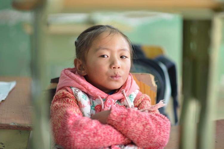 西藏彩泉孤儿院漂亮可爱小女孩