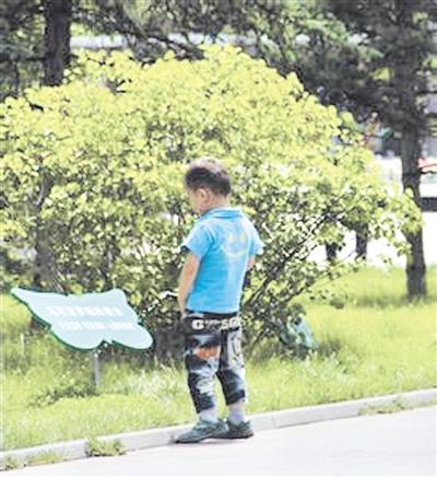 资料图近日,一段关于内地幼童在香港街头小便的视频,在网上引发热议