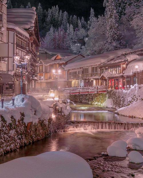 如童话小镇的银山温泉以雪景为特色美不胜收