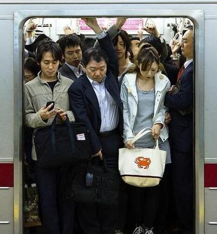 日本地铁很拥挤能挤到女生意外怀孕这组照片为你揭秘