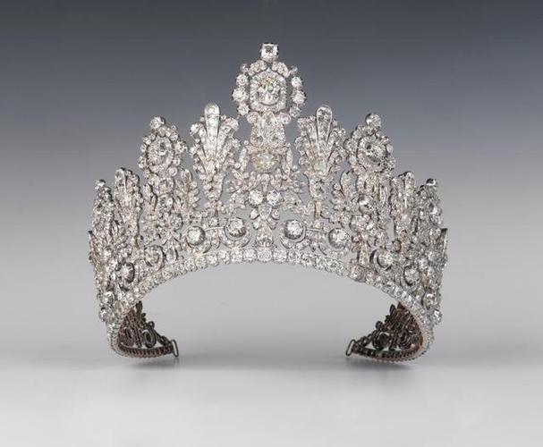 欧洲王室有很多镶嵌彩色宝石的王冠,彩色宝石会增加王冠的存在感.
