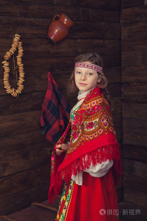 传统的俄罗斯穿裙子的女孩