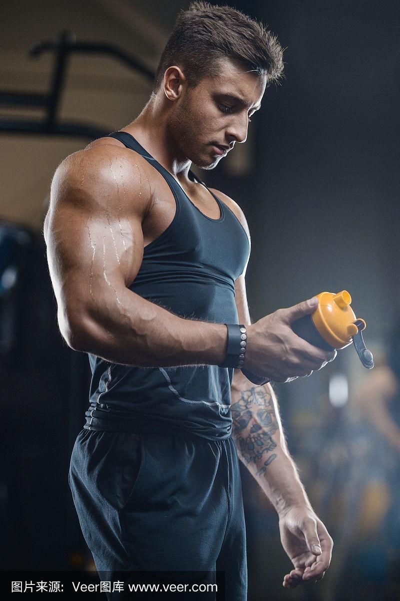 健身和健美概念背景-肌肉健美健身男子做手臂锻炼在健身房裸体躯干
